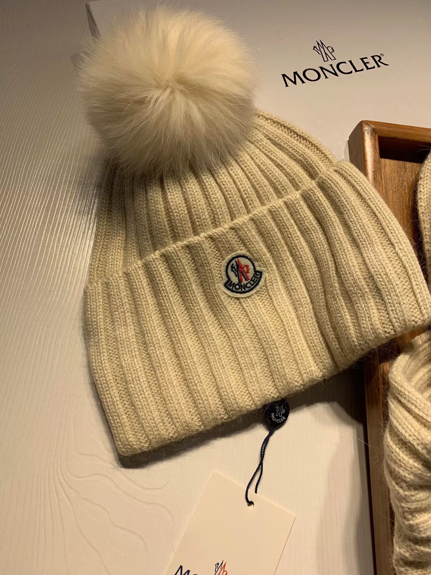 moncler hat and echapres set s_127ab0a4